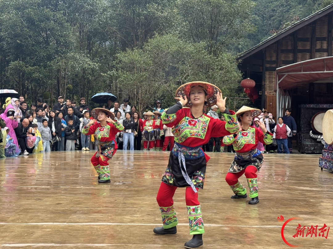 图集丨青山苗寨歌飞扬,古巷新城夜未央