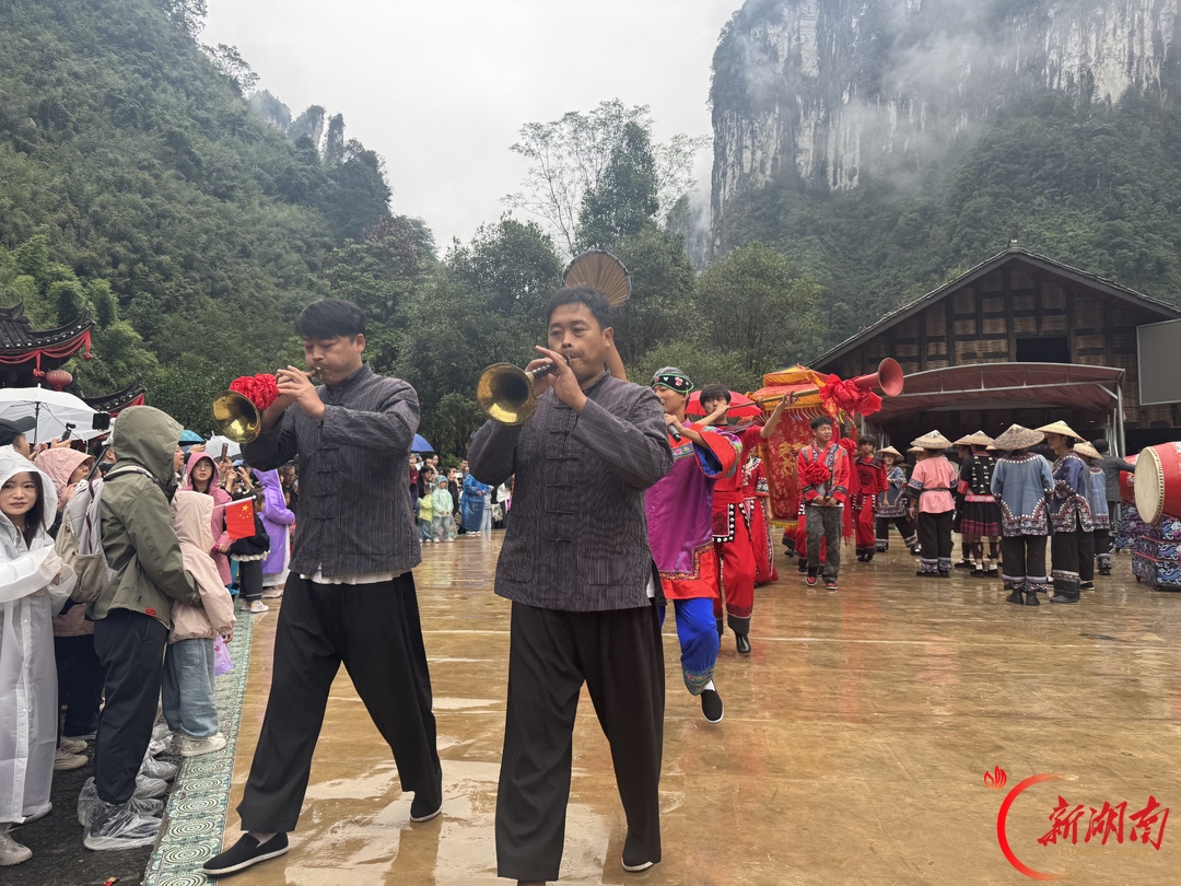 图集丨青山苗寨歌飞扬,古巷新城夜未央