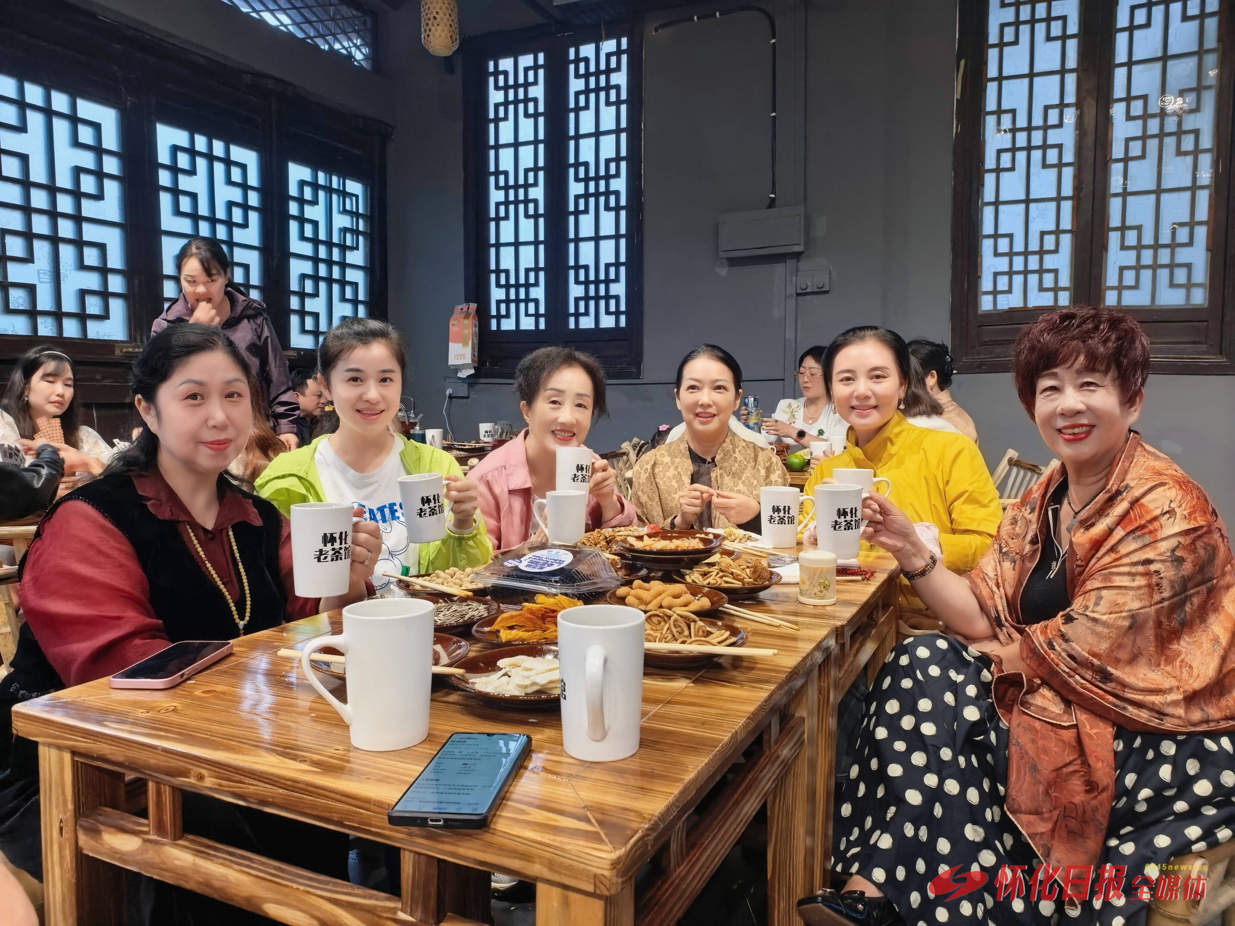 老木屋飘出新茶香——鹤鸣洲“怀化老茶馆”国庆开业,闲置空间变身“市民会客厅”