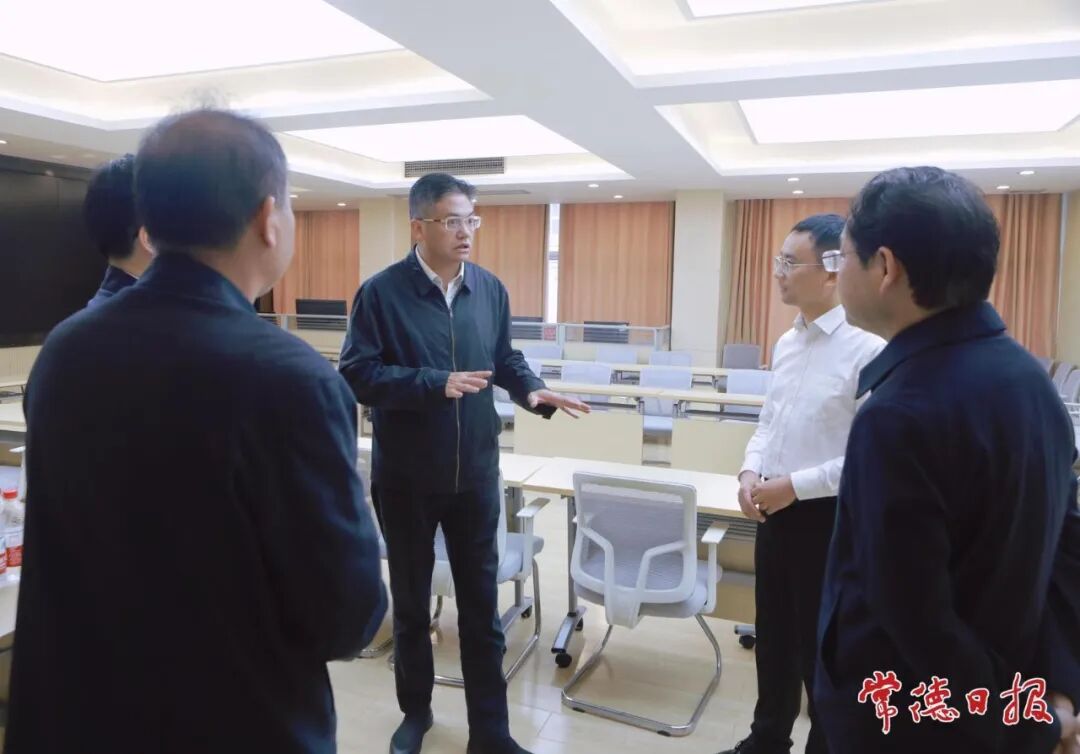 罗毅君督导检查节假日期间市场保供及城市运行安全情况