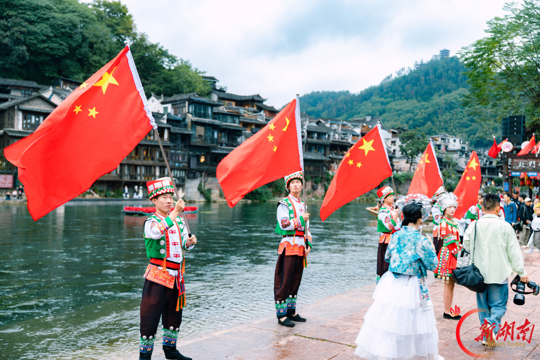 图集丨沱江灯火映佳节 凤凰古城引客游