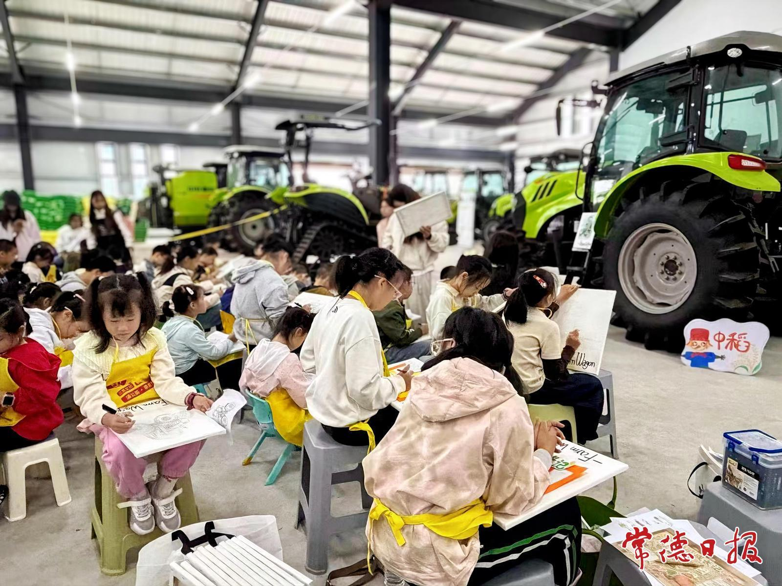 百年粮安路建成迎客 港中坪国庆首日新业态吸睛