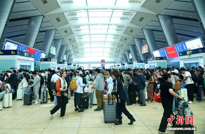 国庆假期首日中国跨区域人员流动量预计超3.3亿人次