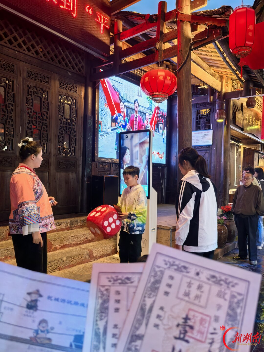 图集丨青山苗寨歌飞扬,古巷新城夜未央