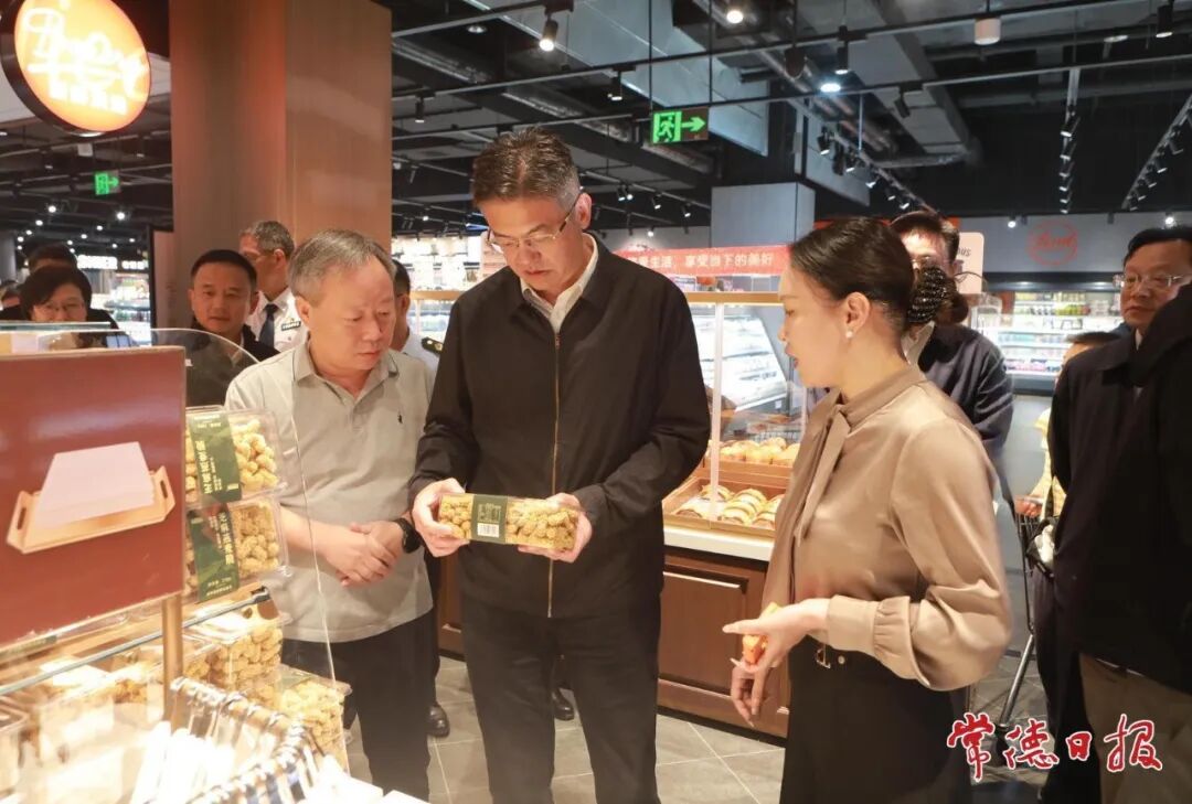 罗毅君督导检查节假日期间市场保供及城市运行安全情况