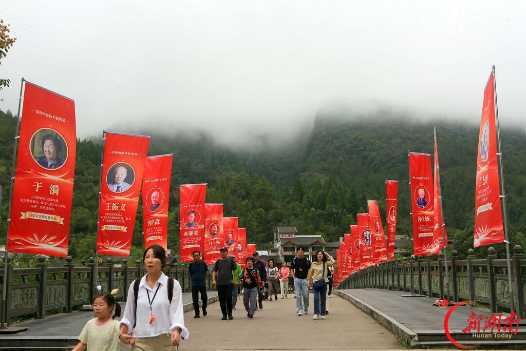 “十一”乐游张家界丨家国情怀邂逅异域风情,黄龙洞景区多元文旅活动添彩国庆假期