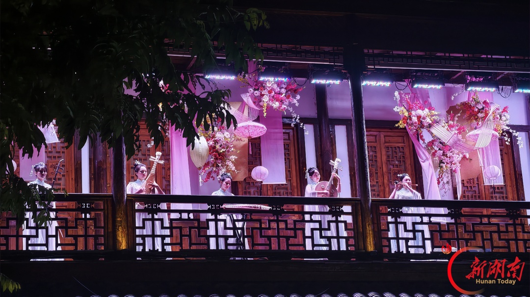 常德河街“演艺盲盒”献礼华诞!假期首日开出“国庆主题表演”引众人大合唱