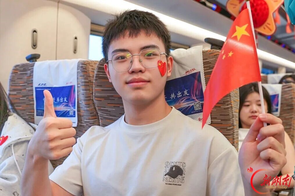 从伟人故里到革命圣地 韶山至延安高铁迎来国庆“首秀”
