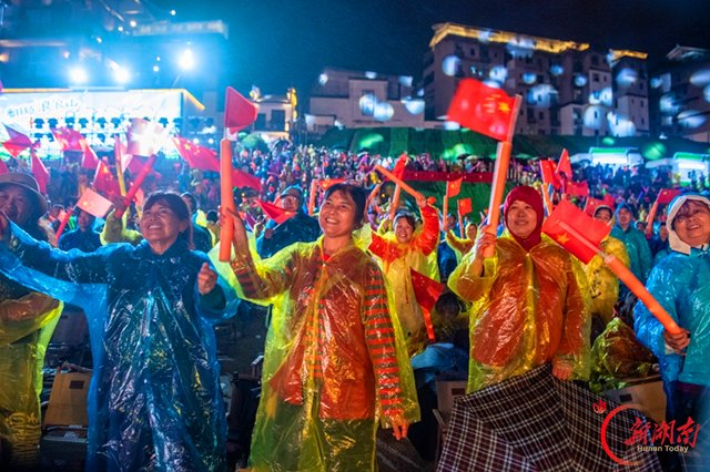 洪江古商城:国旗漫卷 千人合唱颂祖国