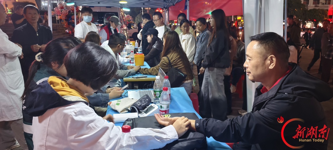 中医夜市惠民生,吉首医共体“中医夜市”暖心开诊