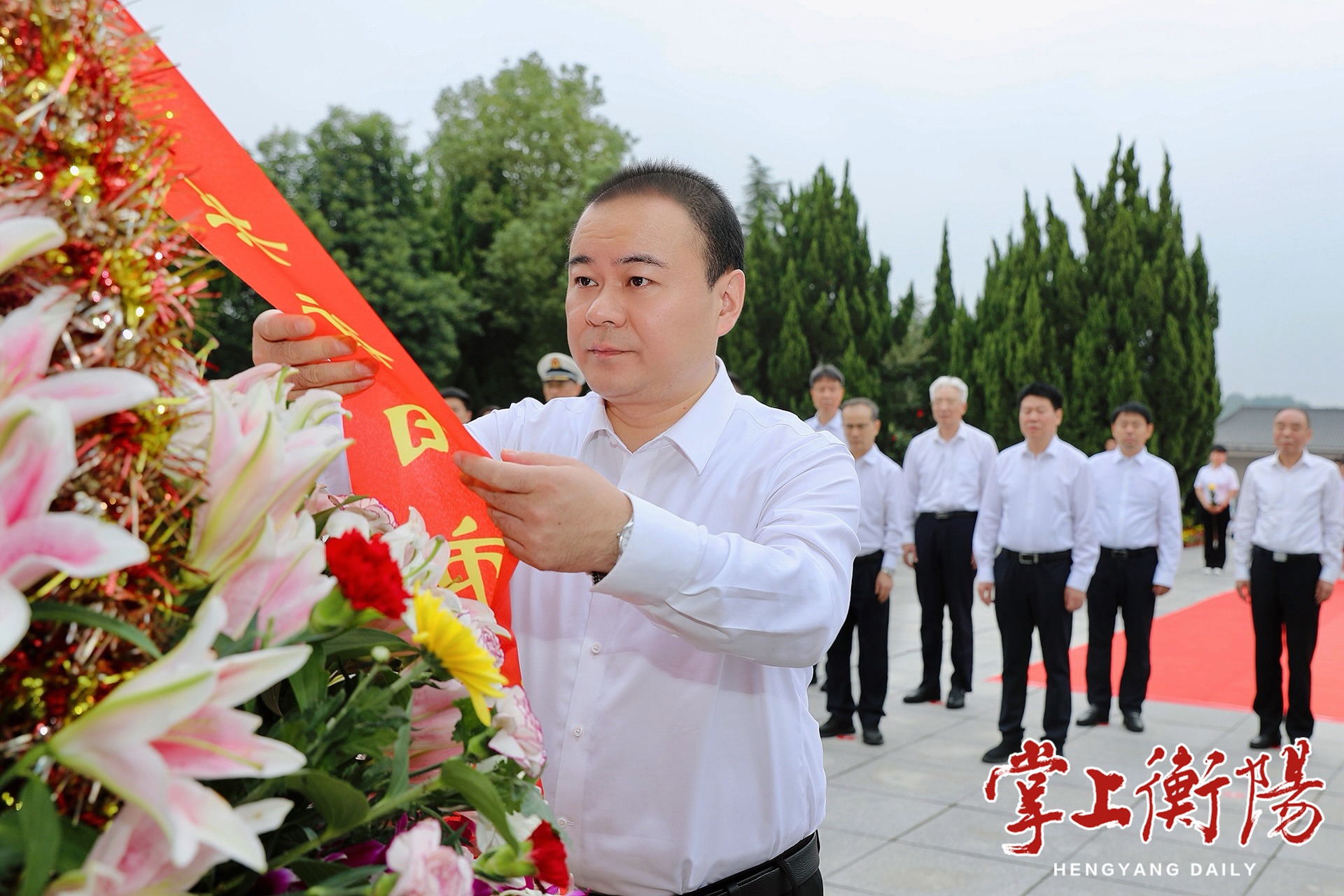 衡阳各界代表向人民英雄敬献花篮 朱健出席 刘中杰主持