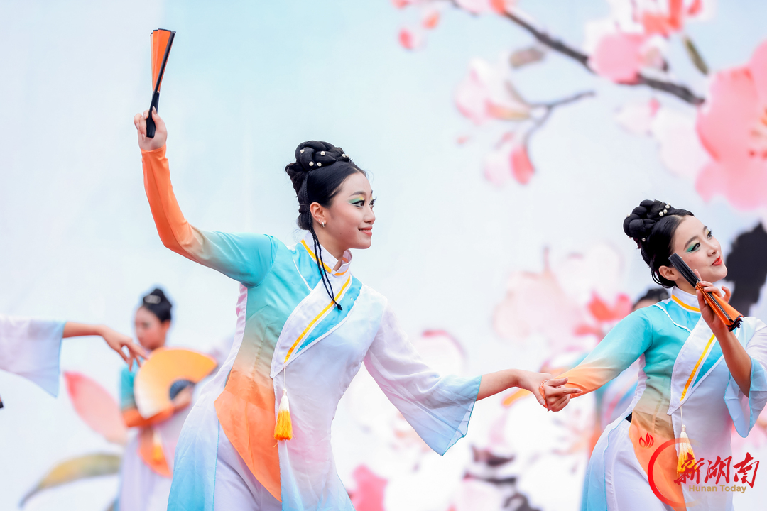 白发与青春同框,百廿十一中只为等你回家