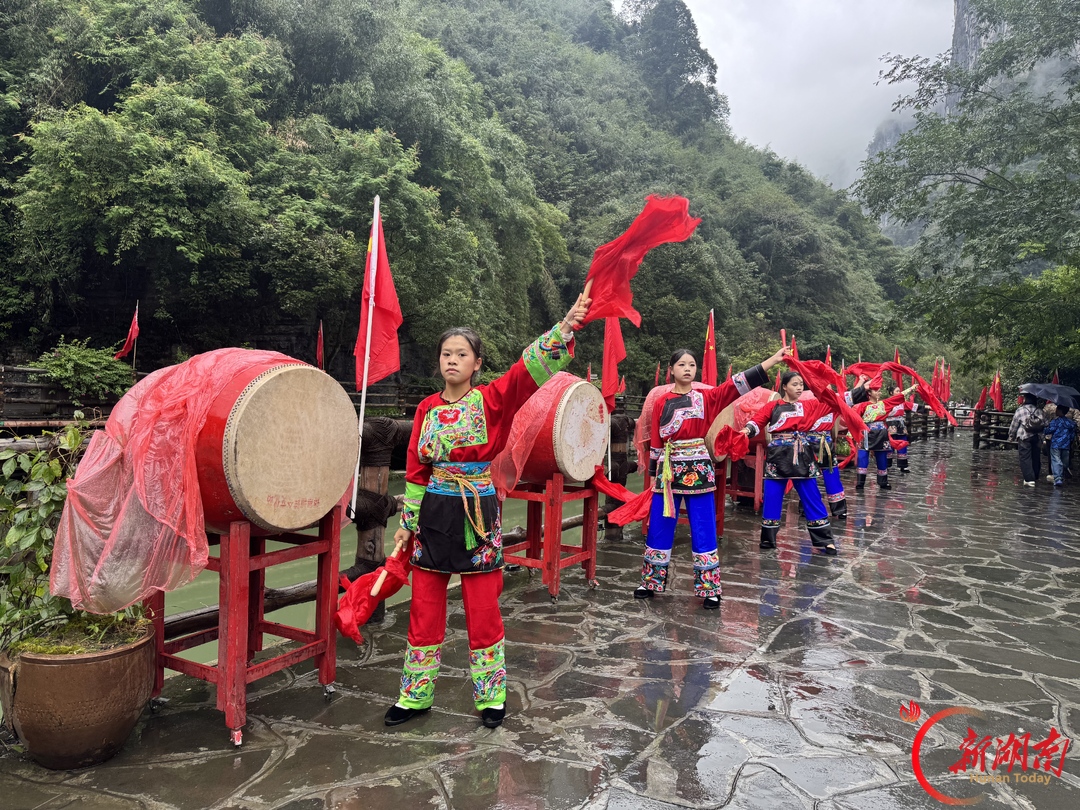 图集丨青山苗寨歌飞扬,古巷新城夜未央