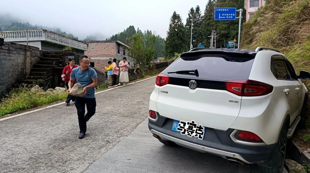 北湖区仰天湖瑶族乡:假期值守不松懈,暖心救援外地车辆
