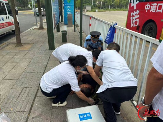外地旅客街头晕倒,湘潭交通执法人员紧急施救