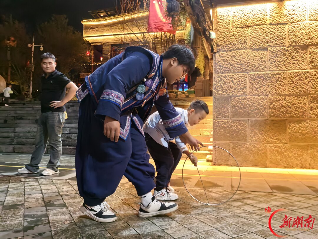 图集丨青山苗寨歌飞扬,古巷新城夜未央