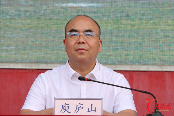 淬砺迷彩青春 笃行技能报国——湖南环境生物职业技术学院2026级新生军训成果展示暨总结表彰大会圆满举行