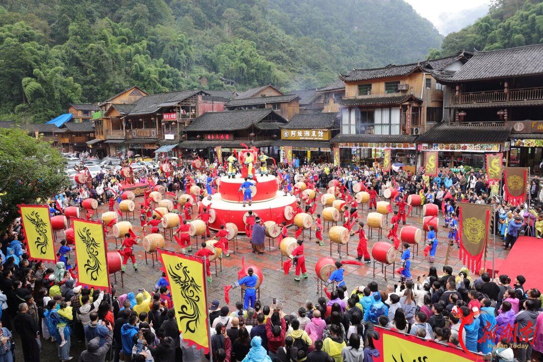 图集丨青山苗寨歌飞扬,古巷新城夜未央