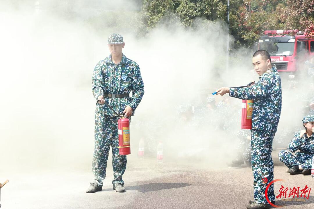 青春正步走丨实景演练强本领 同心守护平安园
——湖南科技大学开展2026年反恐防暴应急疏散及灭火演练
