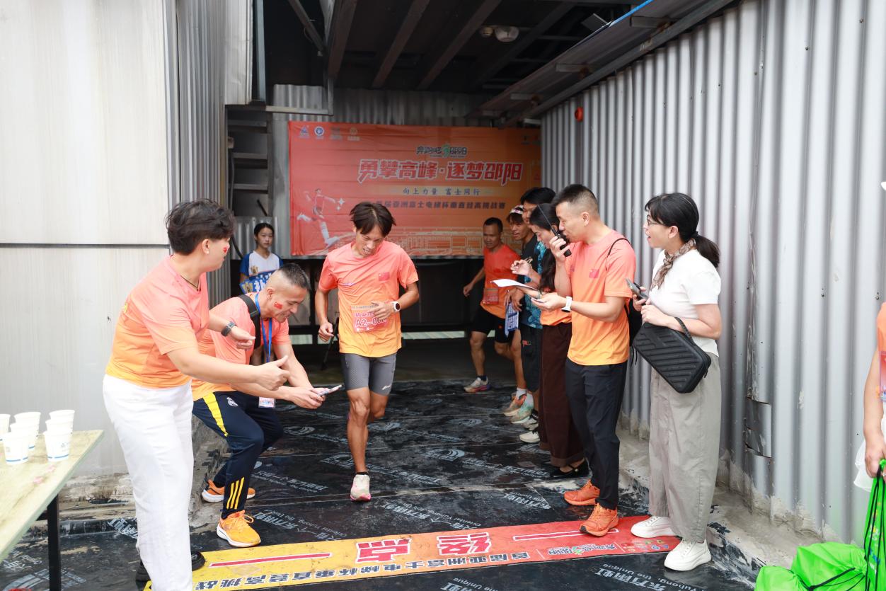 双清区:300名跑者登顶159米试验塔,用“向上力量”献礼祖国