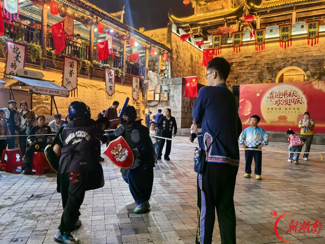 图集丨青山苗寨歌飞扬,古巷新城夜未央
