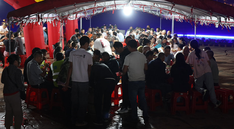 不止丹霞美景！高椅岭的这份双向奔赴，温暖国庆之夜