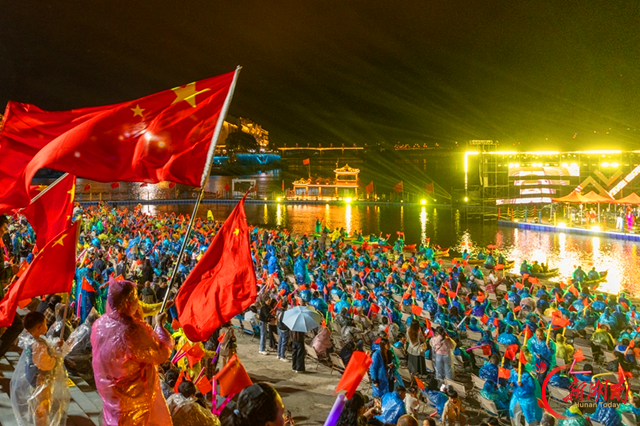 洪江古商城:国旗漫卷 千人合唱颂祖国