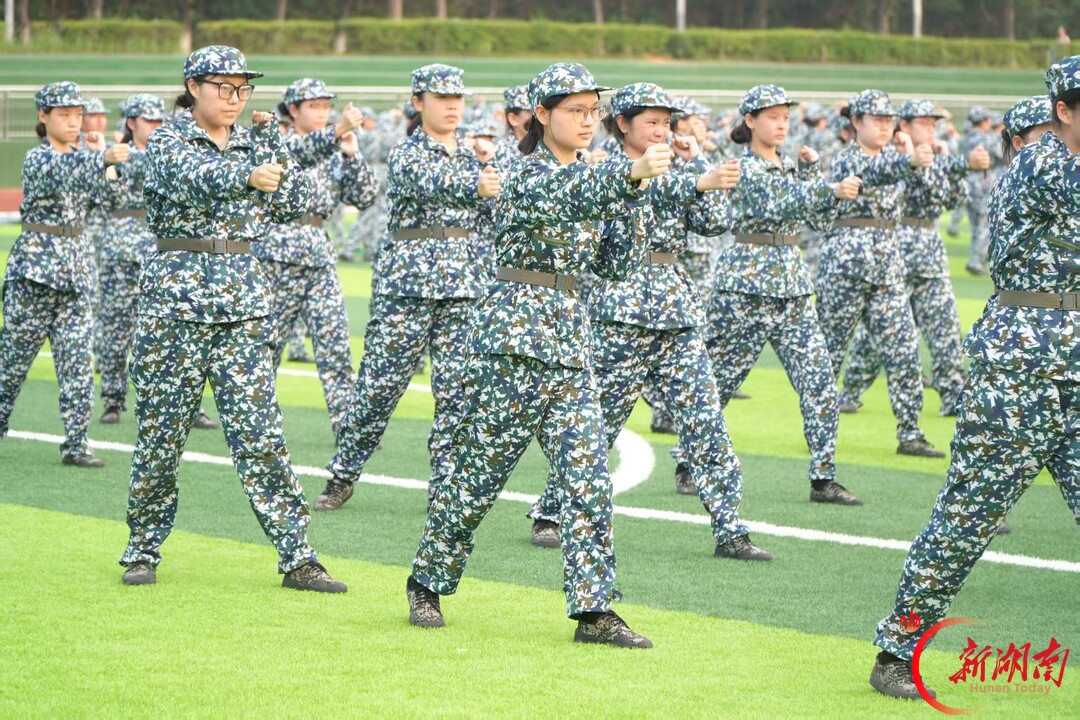 青春正步走丨镜头之外，亦是迷彩青春