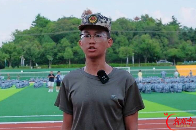 青春正步走丨迷彩薪火赓续传 以灯引航赴新程——从受训者到带训者的青春蜕变