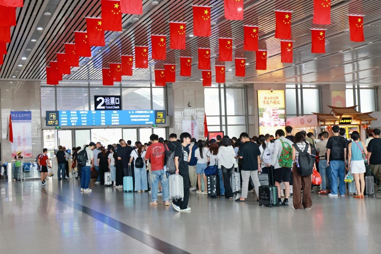 10月1日全国铁路发送旅客2520.4万人次