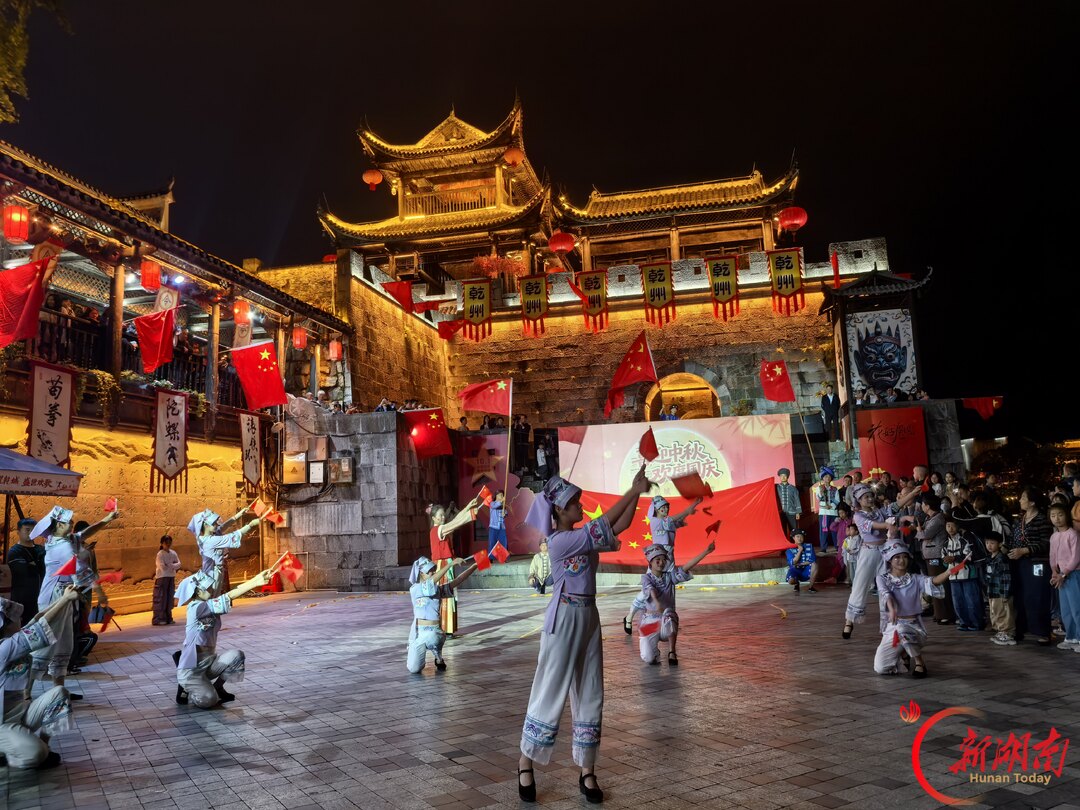 图集丨青山苗寨歌飞扬,古巷新城夜未央