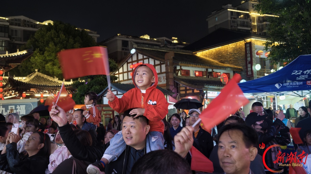 常德河街“演艺盲盒”献礼华诞!假期首日开出“国庆主题表演”引众人大合唱
