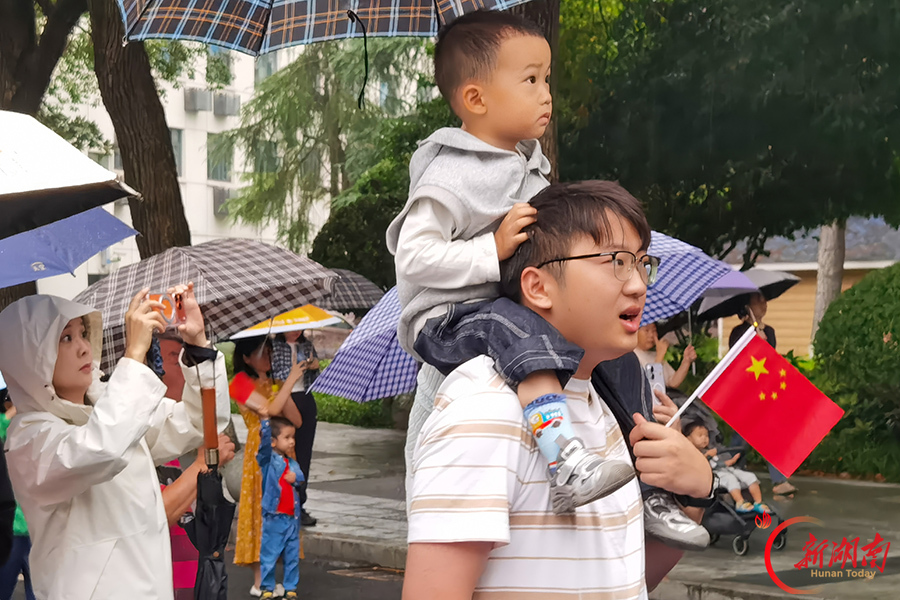 省委机关举行国庆升旗仪式