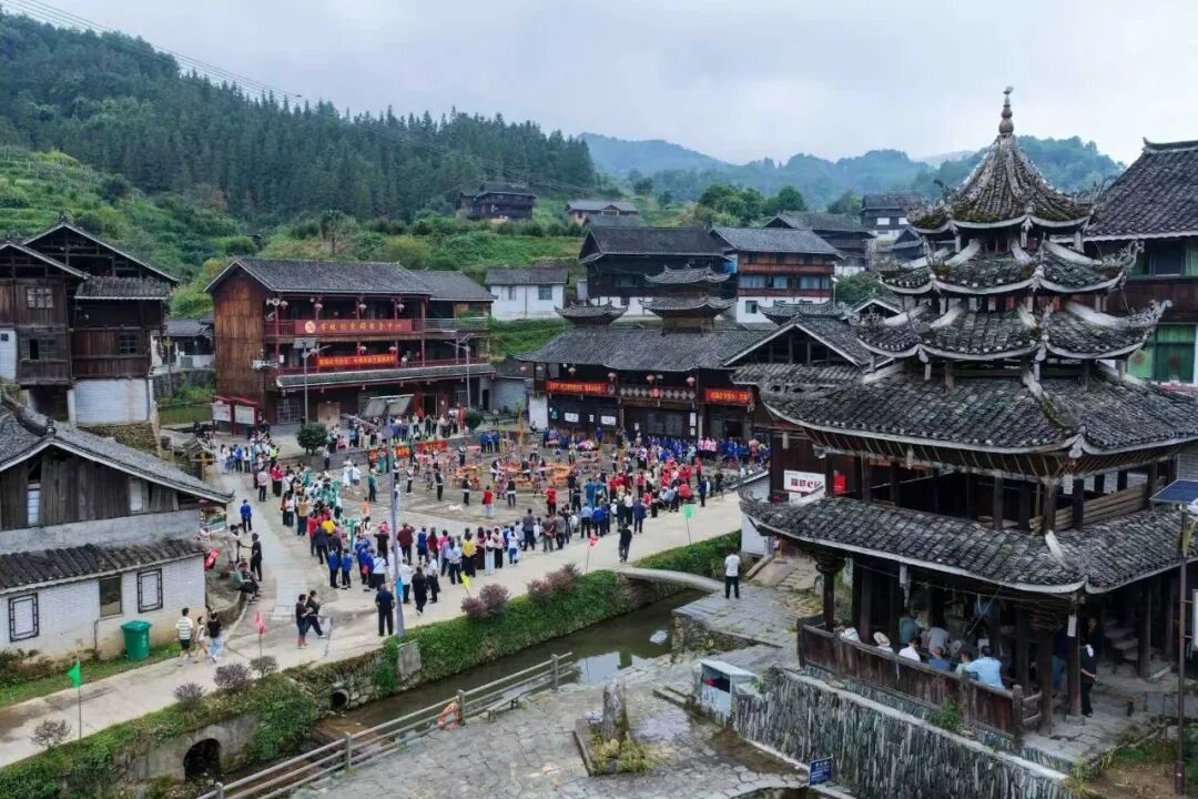 吃岩饭、跳多耶、用侗药泡脚……通道坪坦乡半坡村举办侗族岩饭非遗节