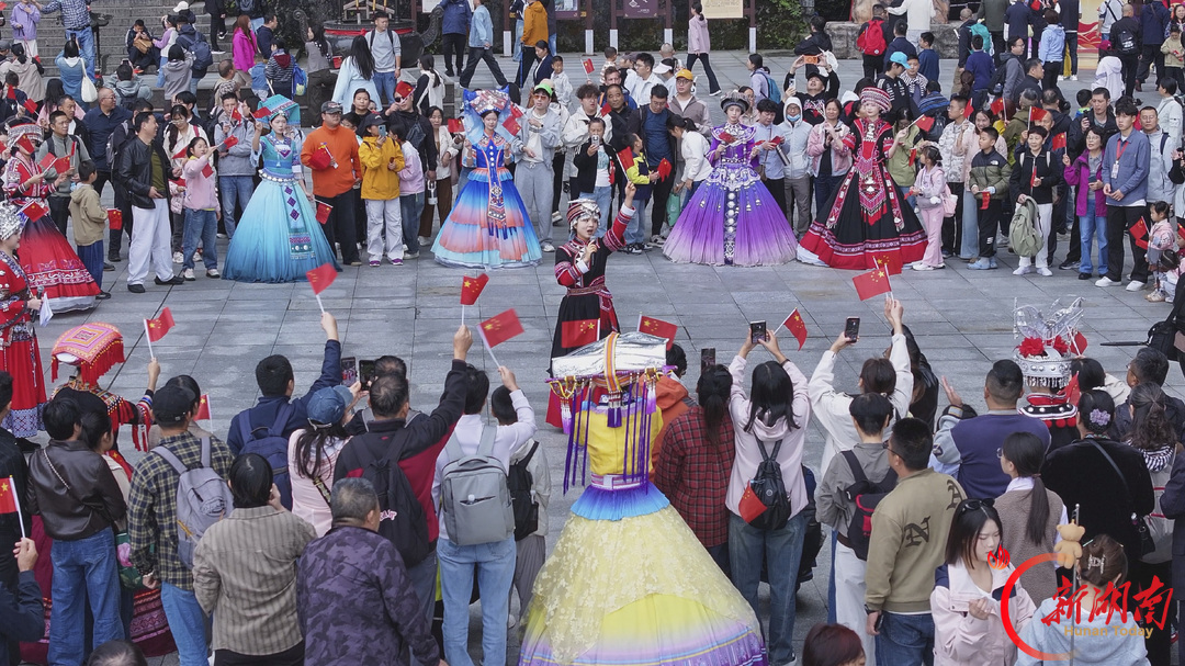 “十一”乐游张家界丨奇峰为幕，非遗为媒——天门山把非遗“搬”上了云端