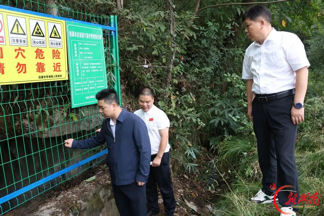 伍鹤群检查乡镇交通安全及溶洞污染问题排查整治情况