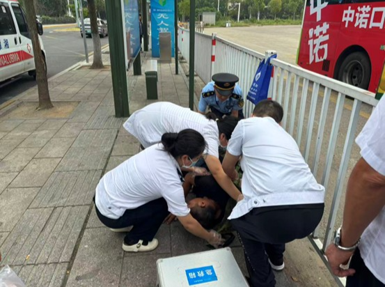 外地旅客街头晕倒，湘潭交通执法人员紧急施救