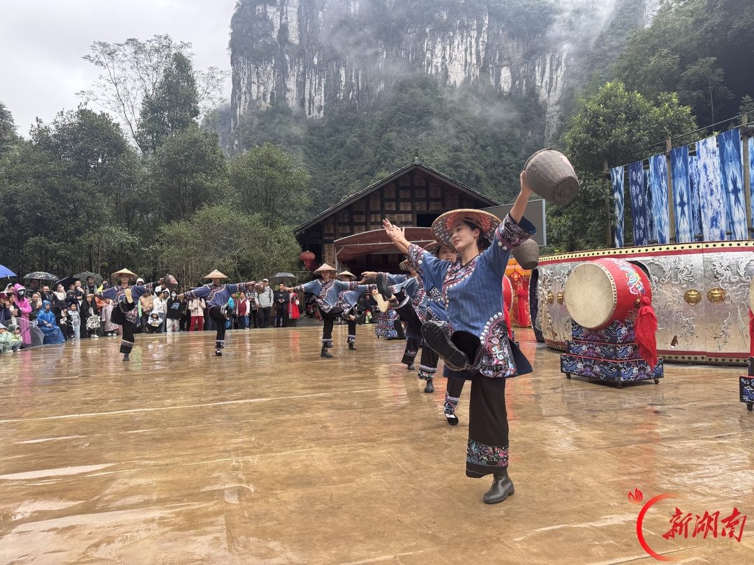 图集丨青山苗寨歌飞扬,古巷新城夜未央