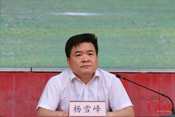 淬砺迷彩青春 笃行技能报国——湖南环境生物职业技术学院2026级新生军训成果展示暨总结表彰大会圆满举行