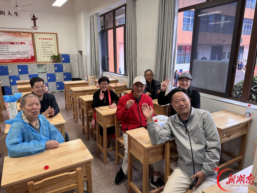 白发与青春同框,百廿十一中只为等你回家