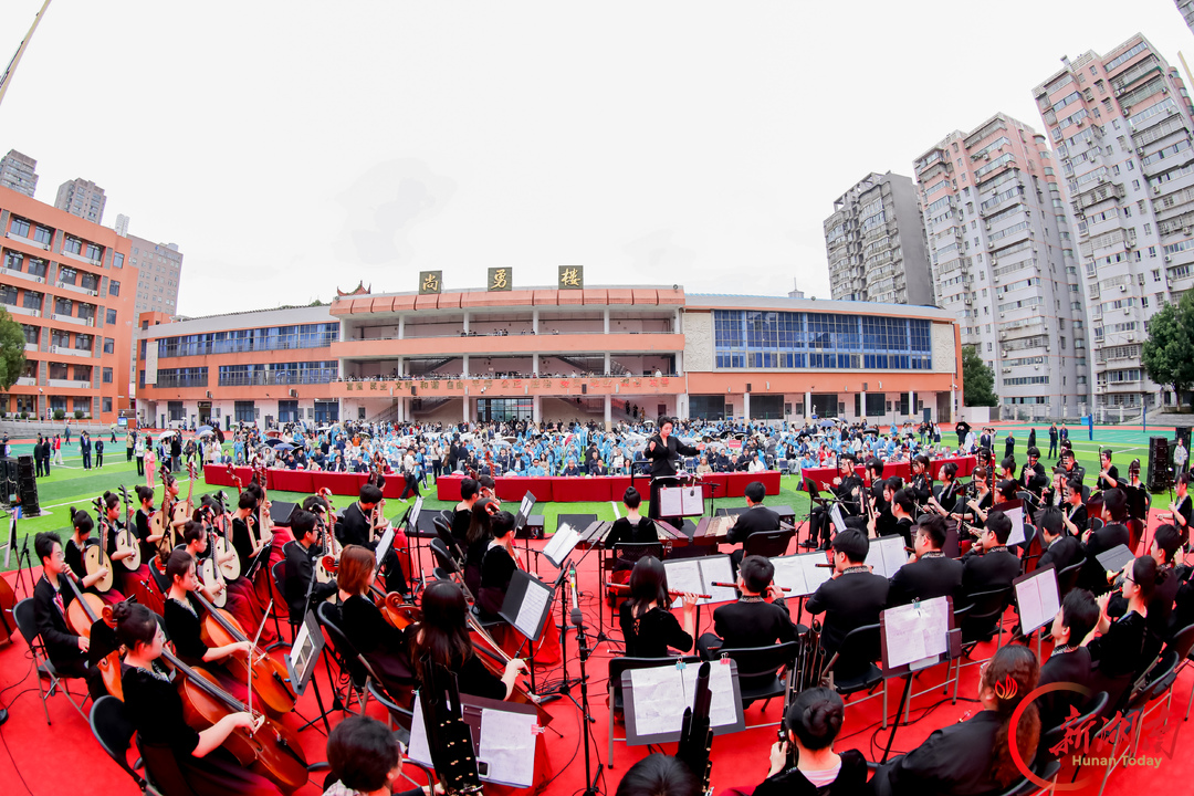 白发与青春同框,百廿十一中只为等你回家