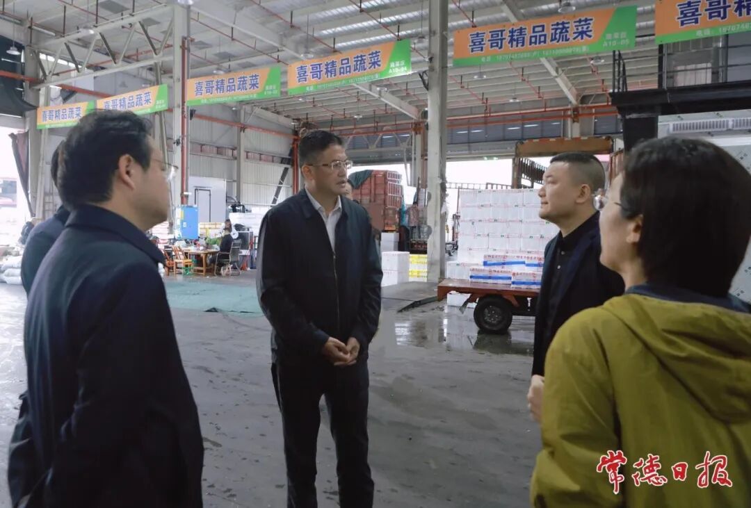 罗毅君督导检查节假日期间市场保供及城市运行安全情况
