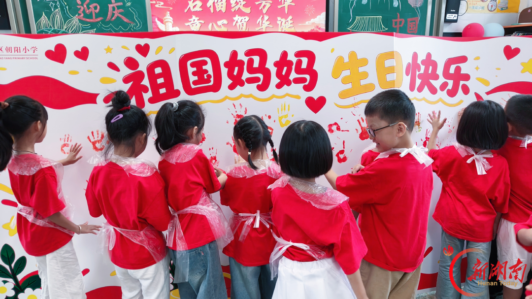 石鼓区朝阳小学：石榴花开庆华诞 巧手编织民族情