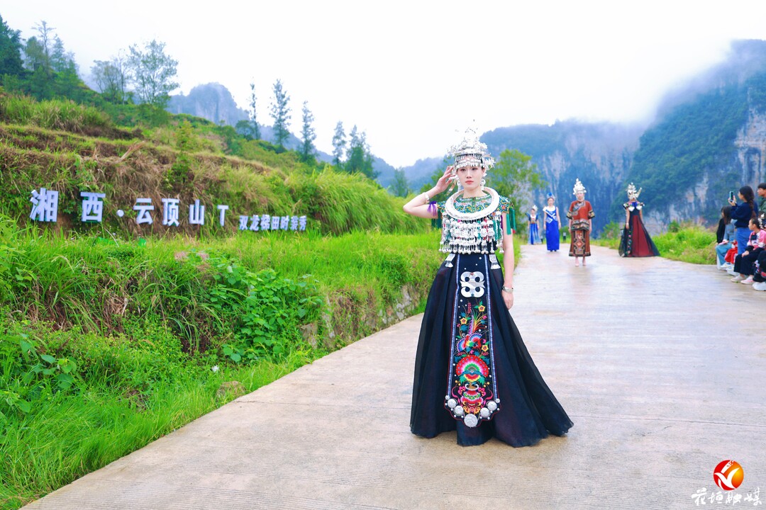 “亚洲美后”白艺昕现身花垣双龙梯田,“云顶山T”时装秀惊艳出圈