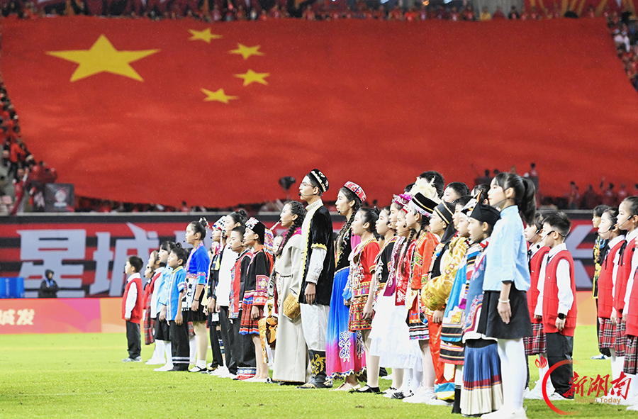 巨型五星红旗亮相“湘超”看台
