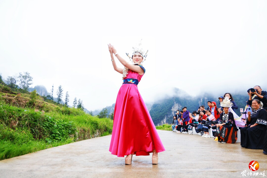 “亚洲美后”白艺昕现身花垣双龙梯田,“云顶山T”时装秀惊艳出圈
