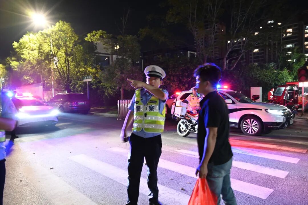 热闹背后的公安蓝,是最安心的底色