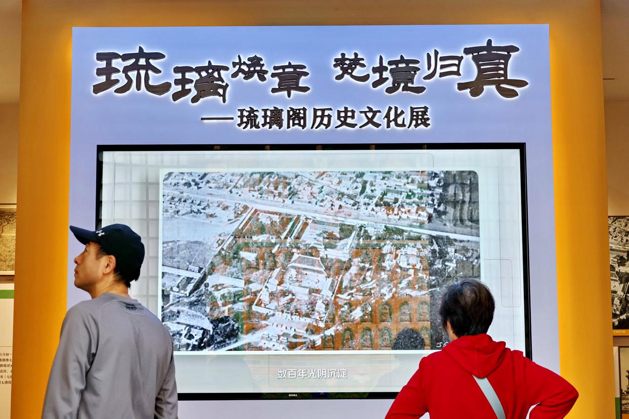 北海公园琉璃阁人气爆棚,市民游客沉浸式游览“西天梵境”