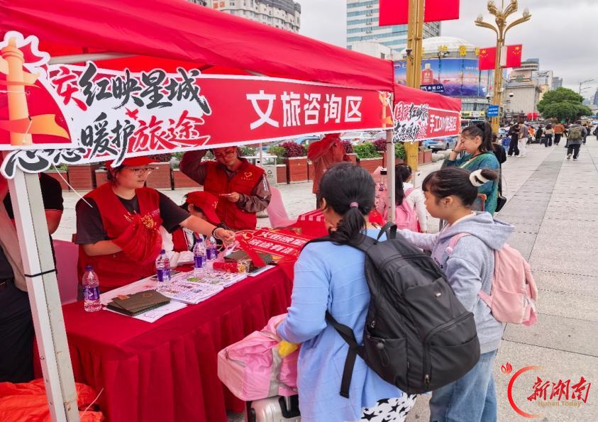风雨中的“志愿红”,温暖旅客出行路