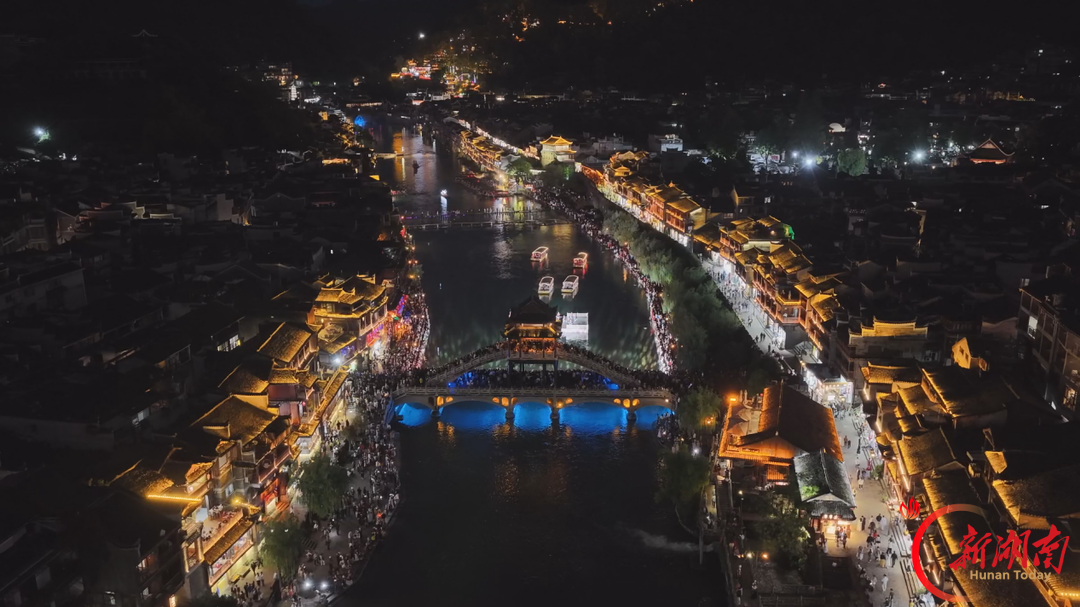 夜游凤凰古城 点燃国庆假日热潮